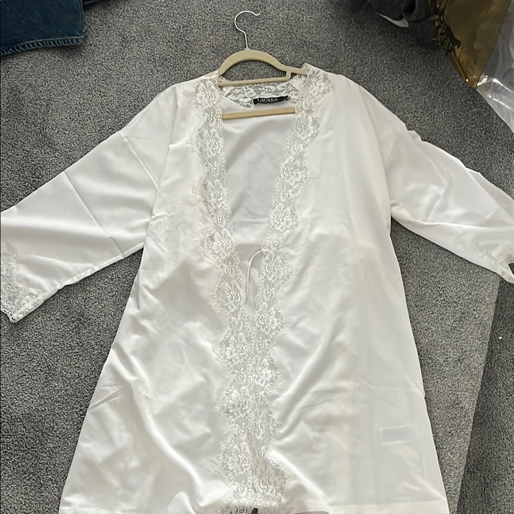 Elegant White Lace Trim Robe